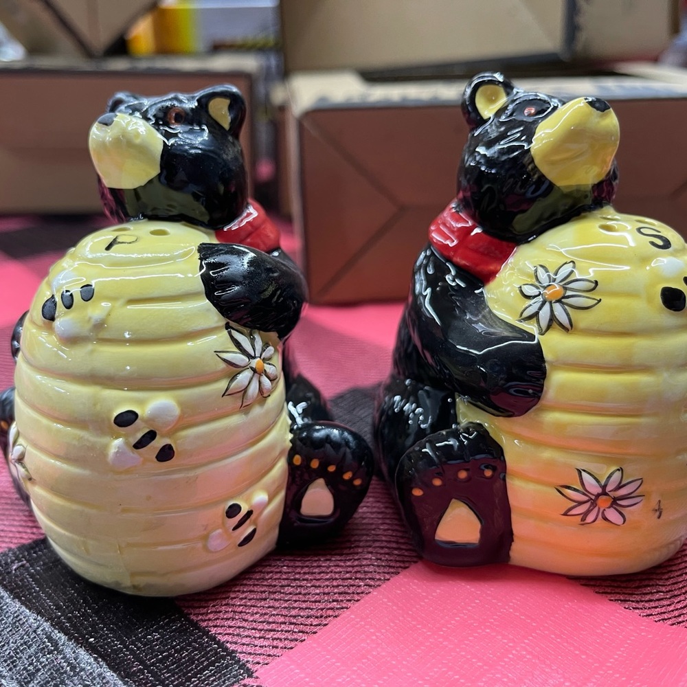 Honey Bear salt & pepper shaker